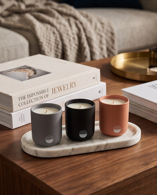 Velas artesanales KNDEL en diferentes colores sobre mesa de madera