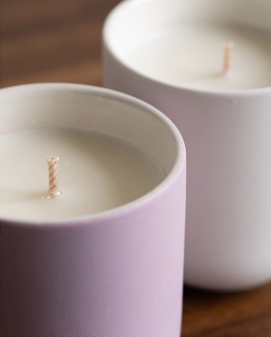 Velas artesanales KNDEL lila y blanca en primer plano