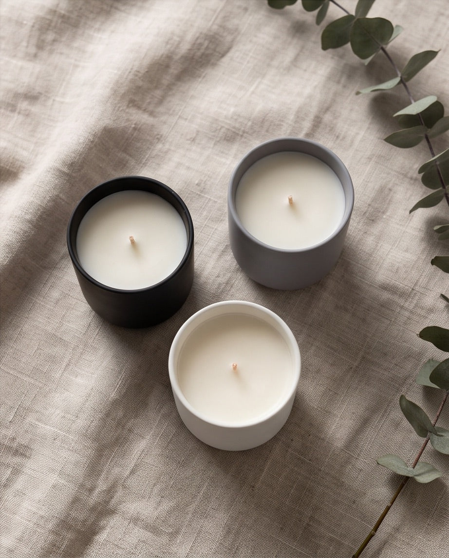 Velas artesanales KNDEL negra, blanca y gris sobre tela