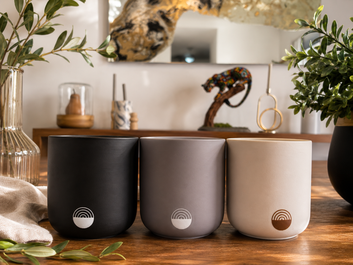 Velas artesanales KNDEL negra, gris y blanca en ambiente decorativo