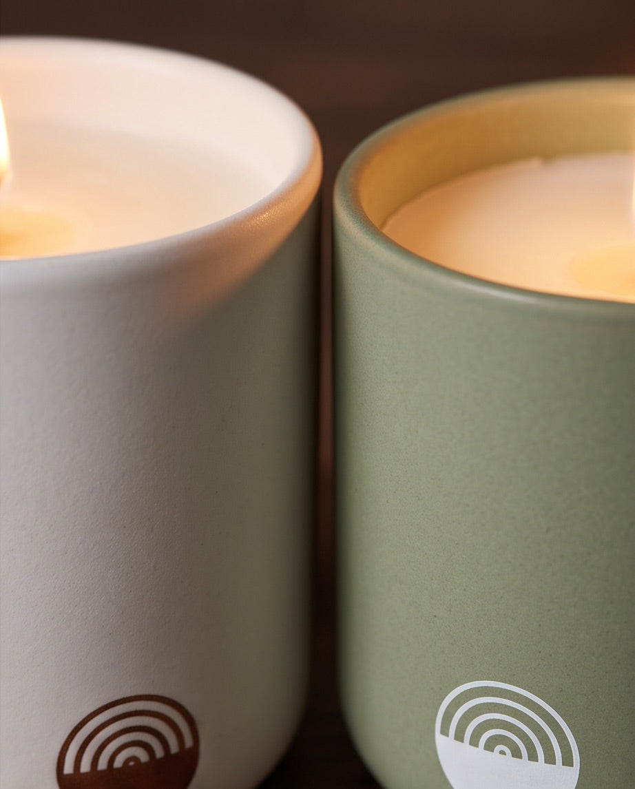 Velas artesanales KNDEL verde y blanca en ambiente decorativo